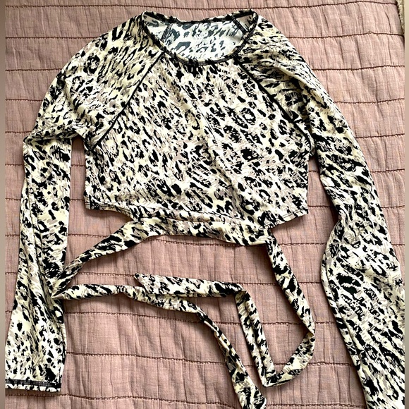 All in Motion Leopard Print Tye-Wrap Crop - Picture 1 of 2